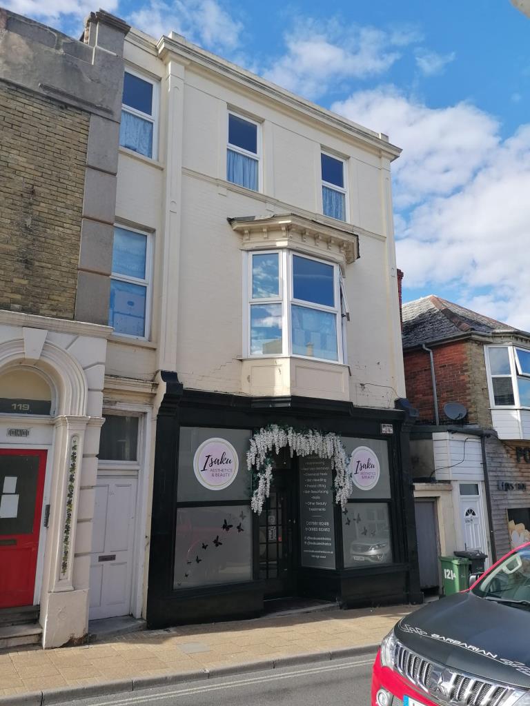 Lot: 2 - FREEHOLD TOWN CENTRE MIXED INVESTMENT - Commercial unit on ground floor with residential properties above